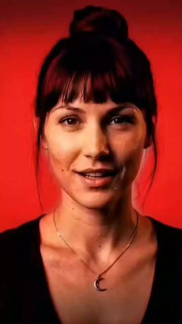 Rianae, retrato con fondo rojo